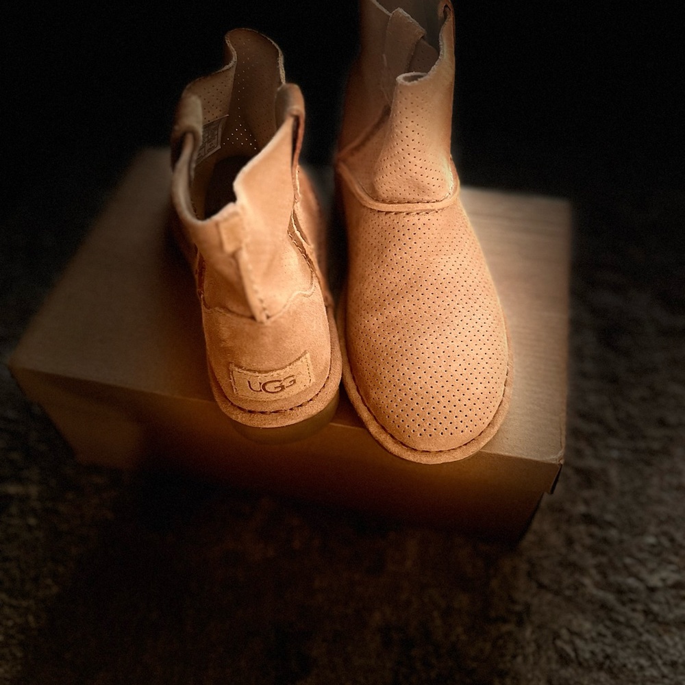 RARE Like New Uggs NO BOX